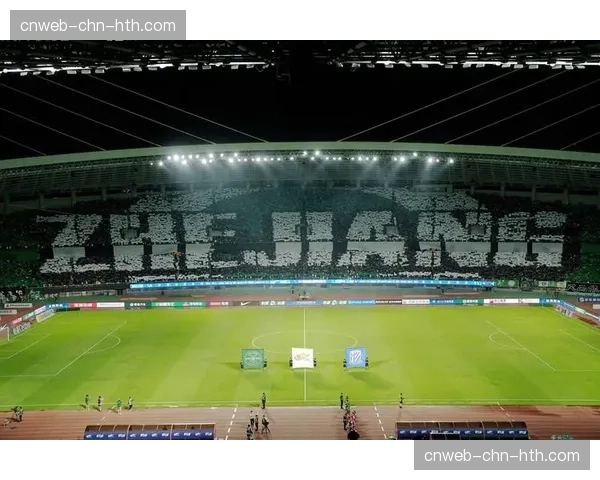 现场花絮：山东泰山远征军在看台打出巨型TIFO，致敬俱乐部成立30周年。