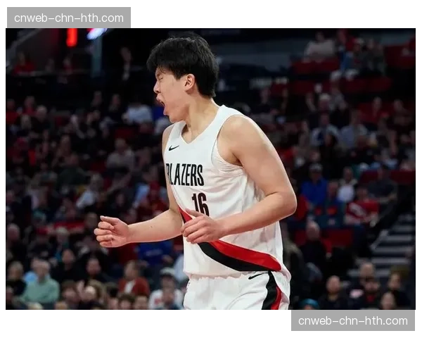 特写：杨瀚森完成封盖后示意队友快攻，青岛国信水产打出经典防守反击