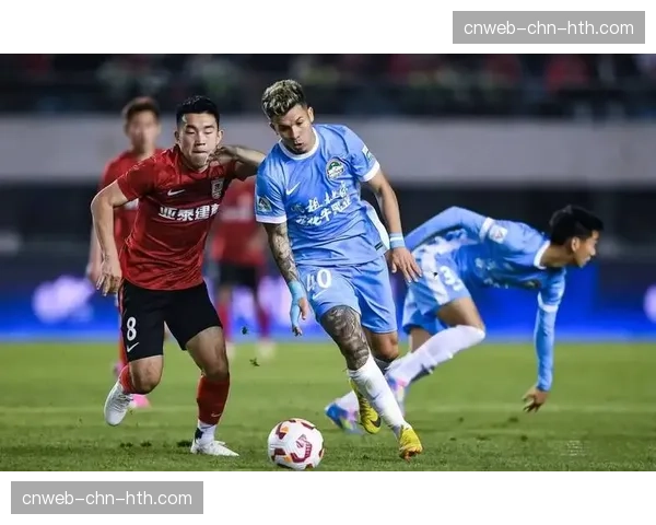 河南队1-0领先浙江，外援前锋利用角球头球破门